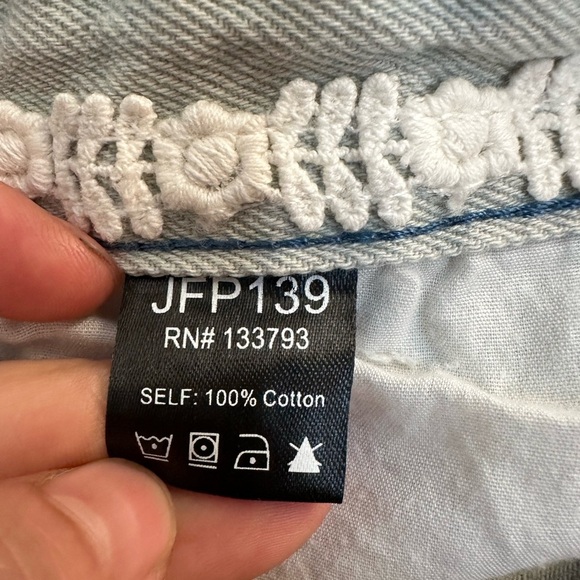 POL Graying blue Jean Shorts with Raw-Edge Hem floral embroidered size S NWOT - Picture 4 of 9